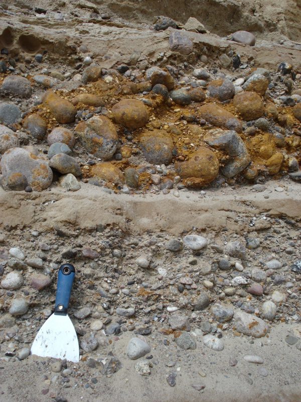 Rytmy osadowe żwirowo-piaszczyste deponowane przez zalewy warstwowe, typowo występujące w sandrach i morenach (Pisarska-Jamroży & Börner, 2011)